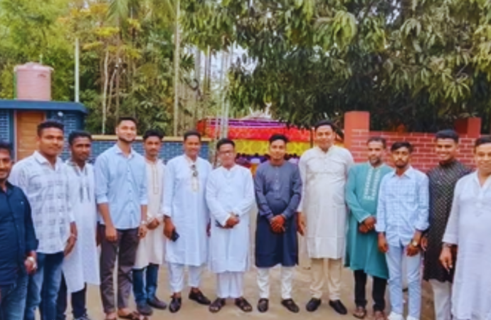 সন্দ্বীপ উপজেলা বিএনপির সদস্য সচিব আলমগীর হোসাইন ঠাকুরের সাথে নেতাকর্মীদের ঈদ শুভেচ্ছা বিনিময়